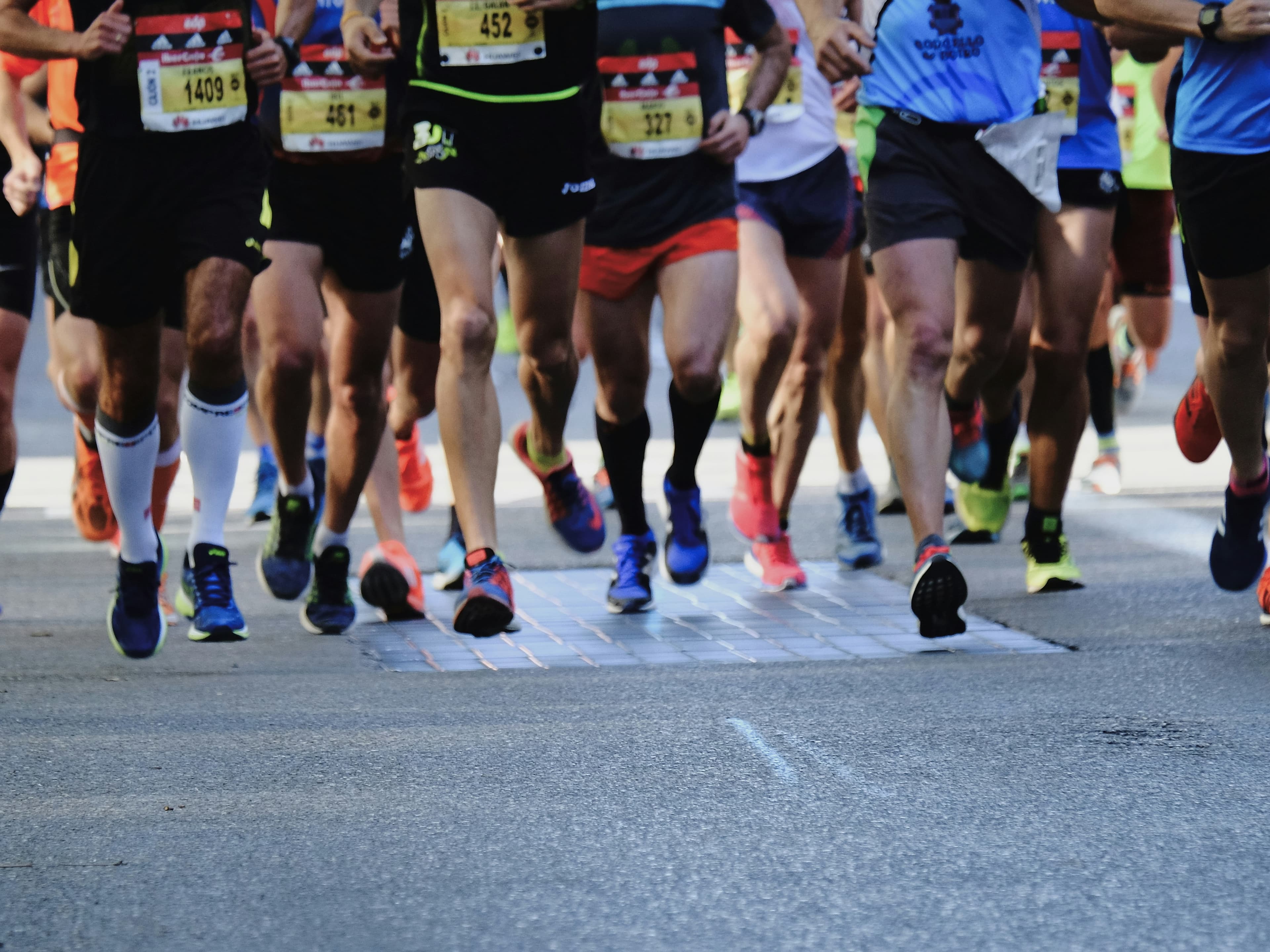 Marathon pack moving together under open sky
